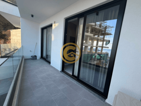 Jepet me Qira Vjetore Apartament Modern 1+1 në Ndërtesë të Re me Pishinë 4