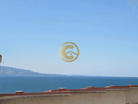 Apartament 2+1+2 me qira vjetore në vijën e parë me detin, Sarandë.