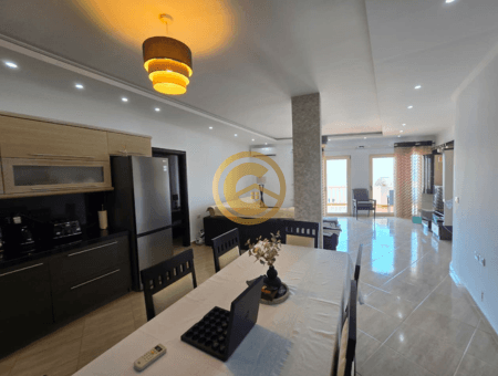 Apartament 2+1+2 me qira vjetore në vijën e parë me detin, Sarandë.