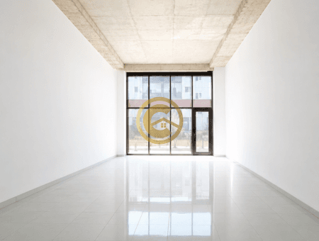 Shitet Dyqan 66 m² në Rrugën e Pestë