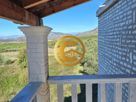 Vilë Tradicionale në Gurë në Shitje në Xarrë – 3 Kate, 120 m²