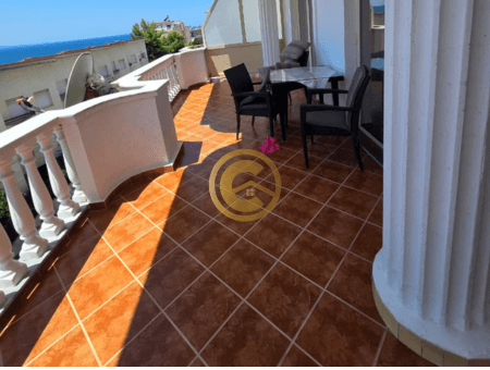 Apartament 2+1+2 me qira vjetore në vijën e parë me detin, Sarandë.