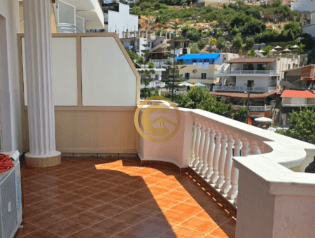 Apartament 2+1+2 me qira vjetore në vijën e parë me detin, Sarandë.