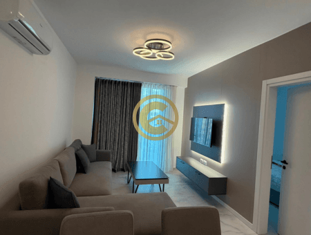 Jepet me Qira Vjetore Apartament Modern 1+1 në Ndërtesë të Re me Pishinë