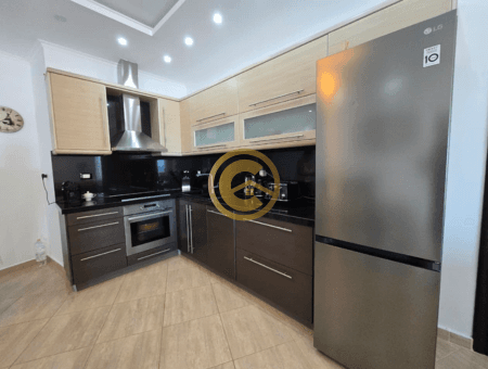 Apartament 2+1+2 me qira vjetore në vijën e parë me detin, Sarandë.
