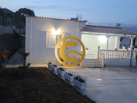 Shitet shtëpi private me oborr në Metoq, Sarandë – Investim ideal për banim dhe qetësi