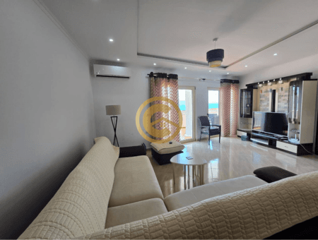 Apartament 2+1+2 me qira vjetore në vijën e parë me detin, Sarandë.