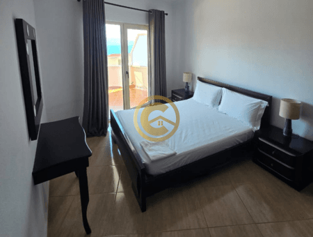Apartament 2+1+2 me qira vjetore në vijën e parë me detin, Sarandë.