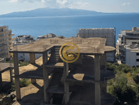 Shitet Ndërtesë Karabina në Rrugën e Re, Sarandë