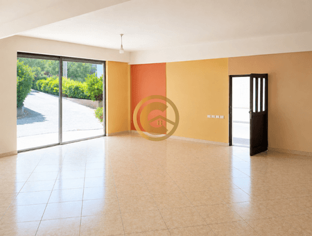 Ambient biznesi me qira pranë Terminalit të Sarandës – 120 m²