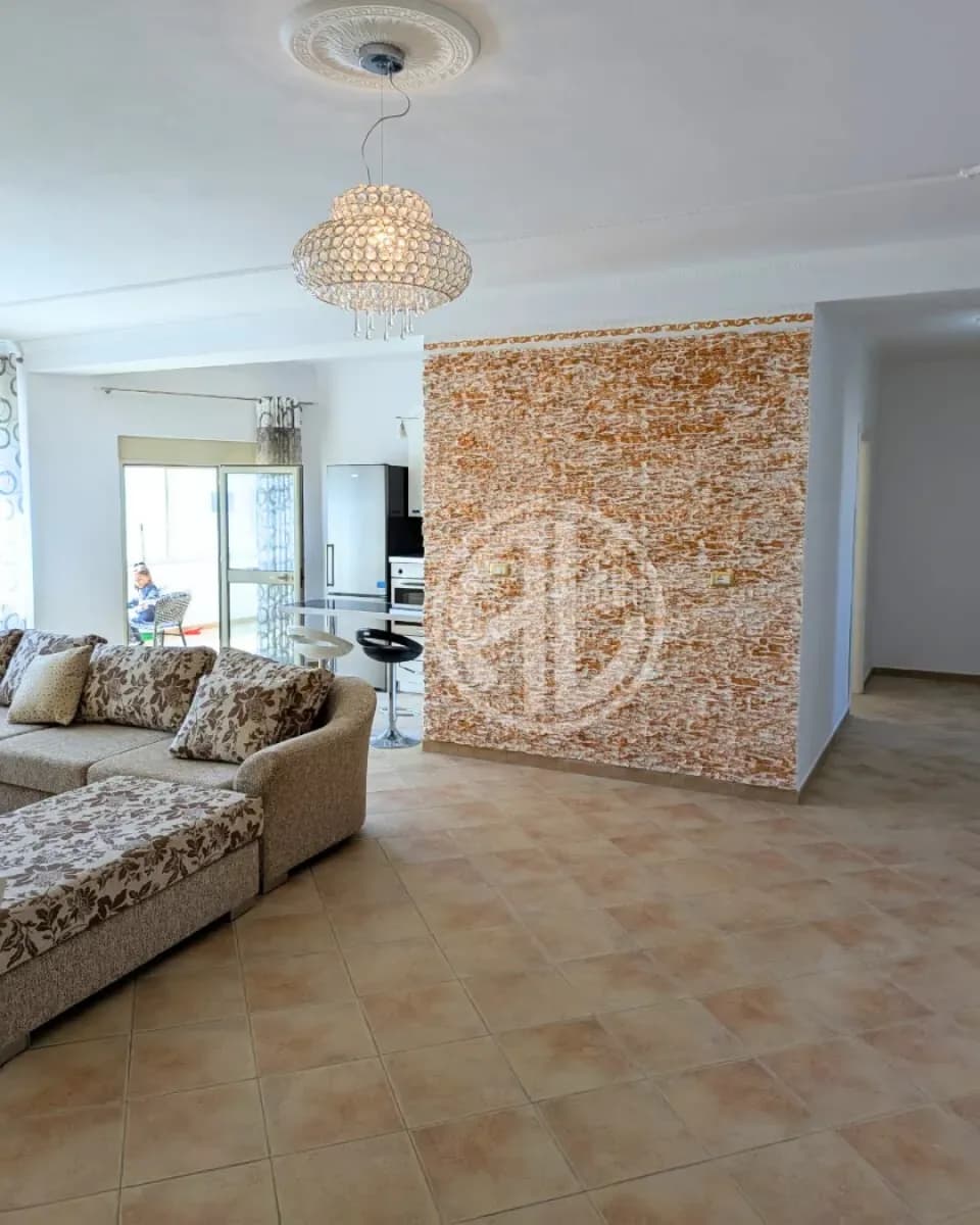 Shitet Apartament 3+1+2 me Verandë për Shitje pranë Stadiumit, Durres – I Rinovuar dhe i Mobiluar Rishtazi 3