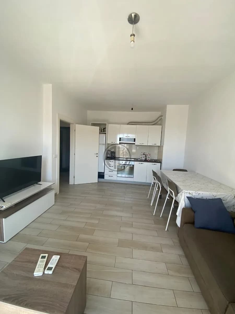Jepet me qira 1+1 ne Durres prane stazionit te trenit L.50,000