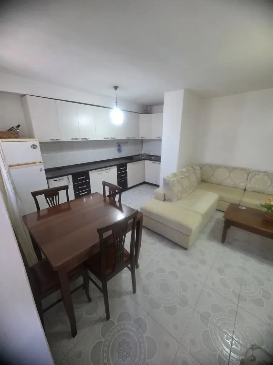 Apartament 1+1 me ballkon prane Spitalit Rajonal Durres 2