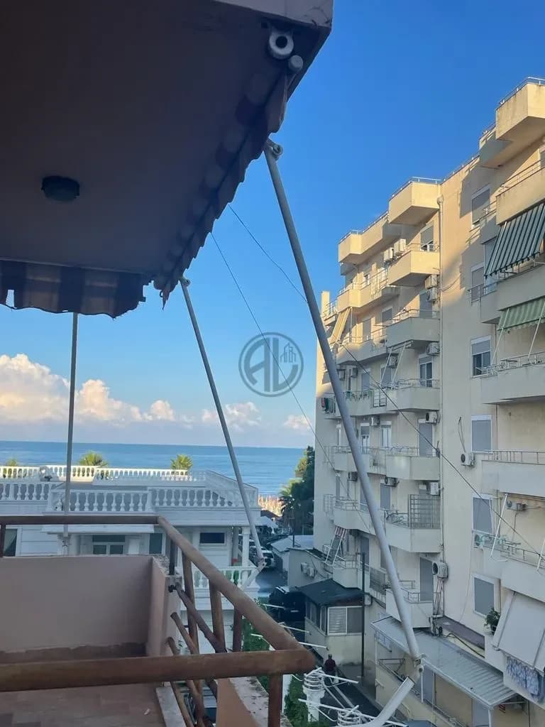 Ofrohet për shitje apartament 1+1 me 1 ballkone, i pozicionuar vetëm pak metra nga deti, në një zonë shumë të preferuar pranë Kamelia. 2