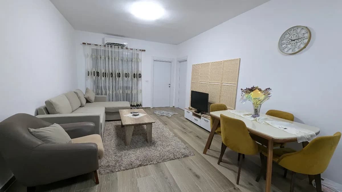 Per qira apartament 2+1 + 2 ballkone Durres -perballe stacionit te trenit 3