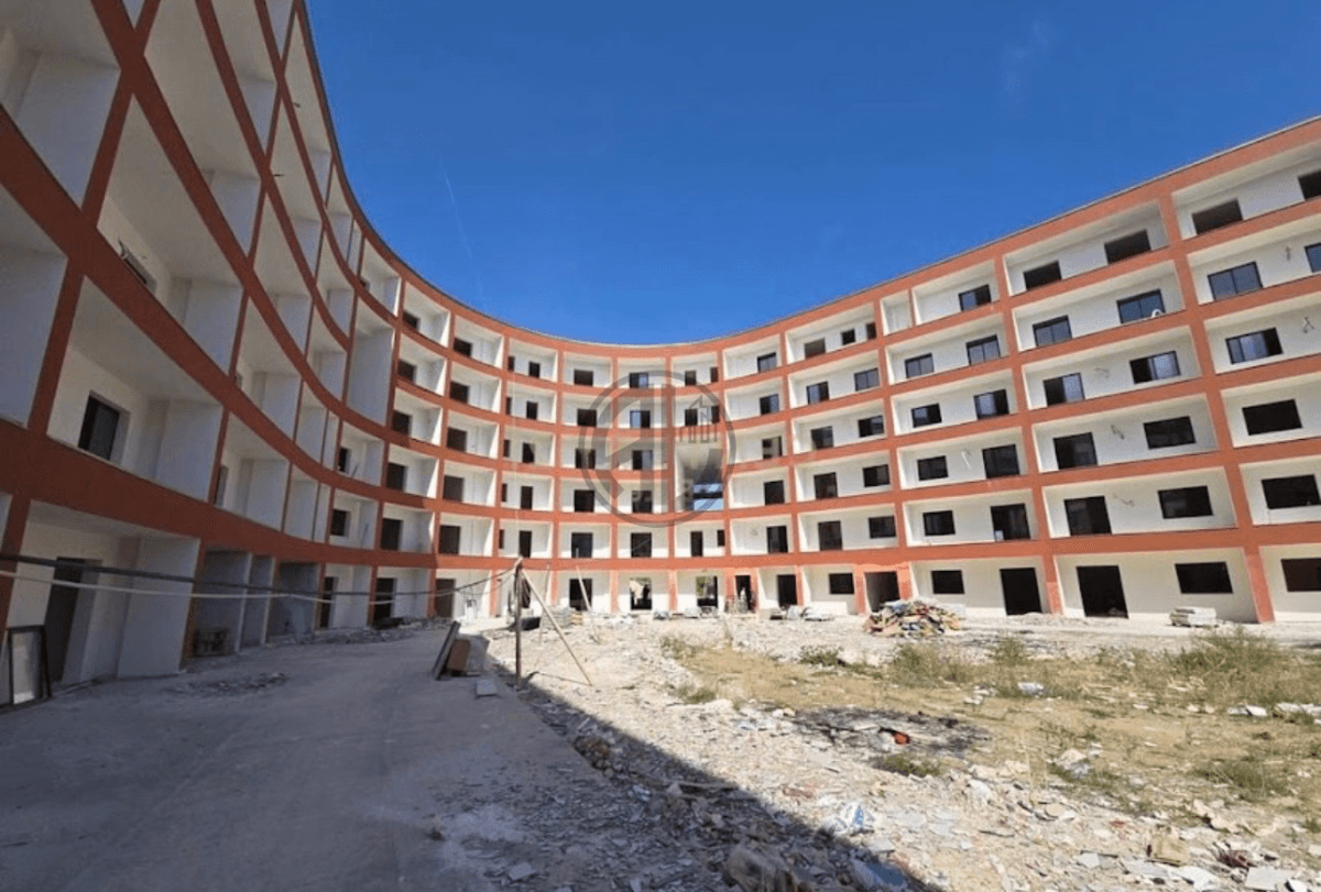 Shitet Apartament 2+1+2 në Residencen EON-Golem