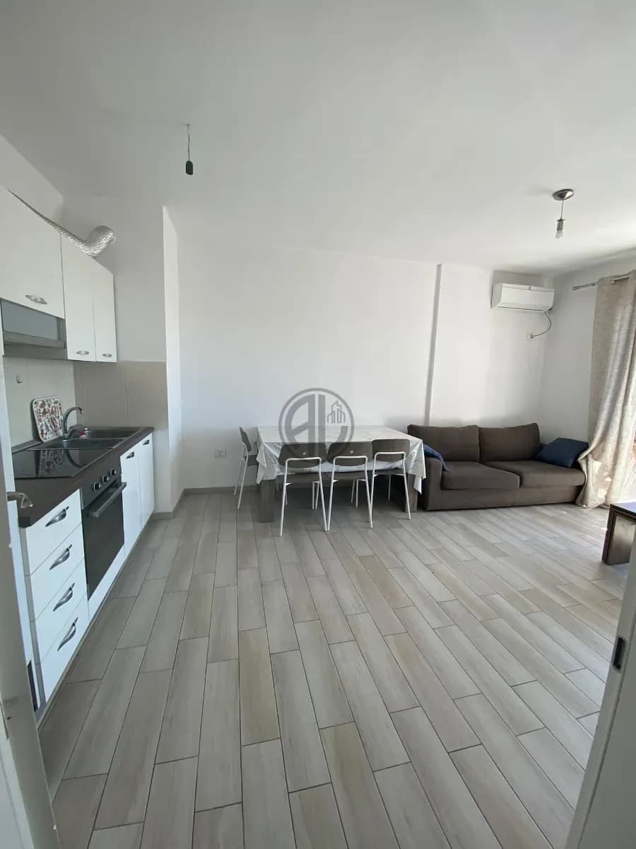 Jepet me qira 1+1 ne Durres prane stazionit te trenit L.50,000 2
