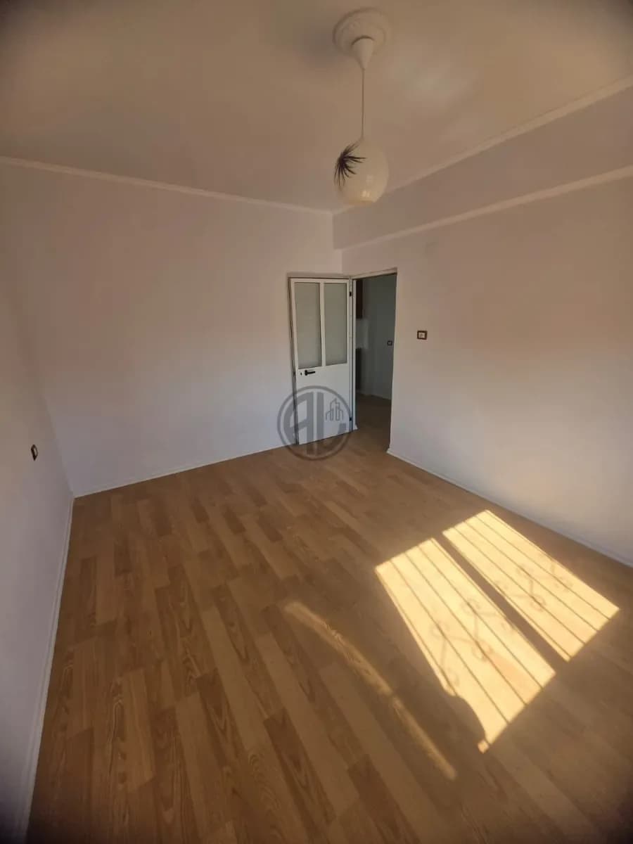 Apartament 2+1 me Ballkon prane Spitalit Rajonal Durres 3