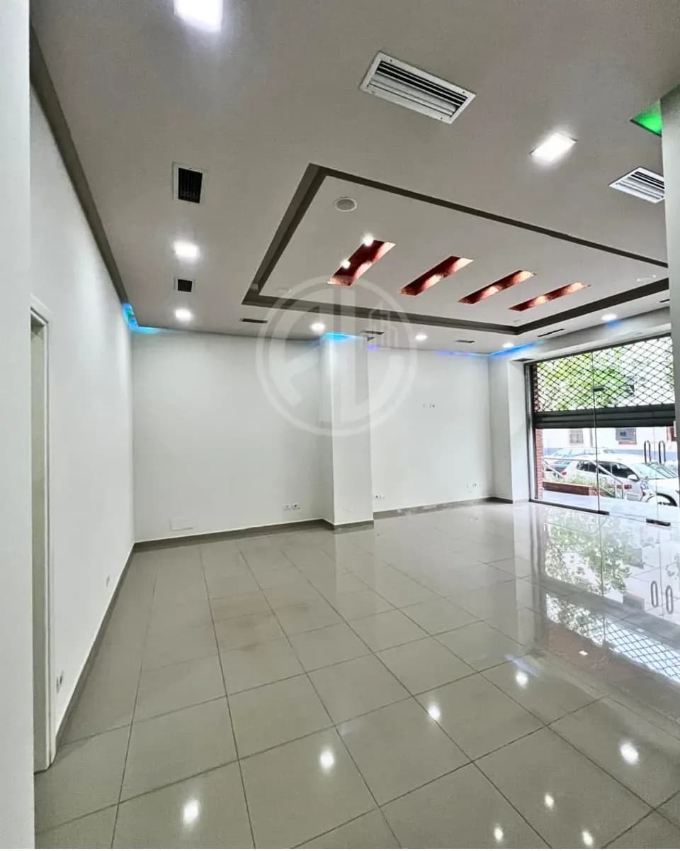 Jepet me Qira Ambient Biznesi – Ideal për Farmaci, Butik ose Zyrë-Prane Tregut Industrial 2
