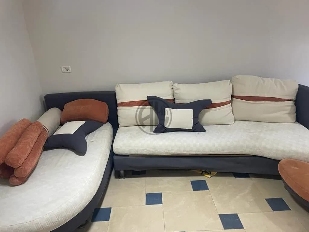 Ofrohet për shitje apartament 1+1 me 1 ballkone, i pozicionuar vetëm pak metra nga deti, në një zonë shumë të preferuar pranë Kamelia. 4