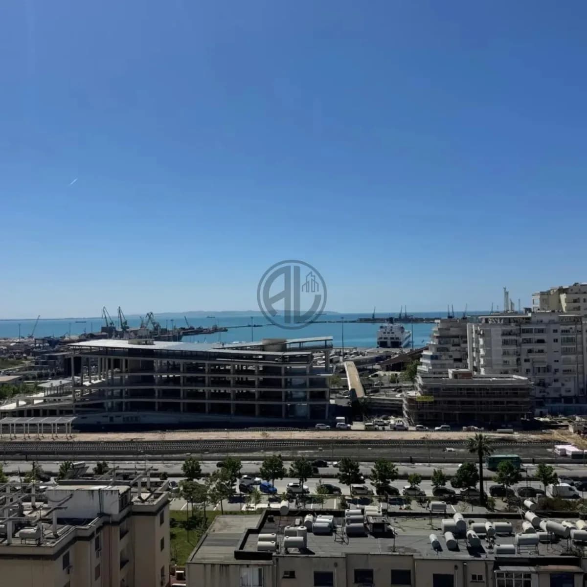 Shitet Apartament 2+1 me pamje deti dhe Garazh te mbyllur 30m2