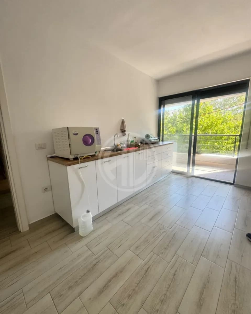 JEPET ME QIRA AMBIENT BIZNESI –KLINIKE Dentare DURRËS 2