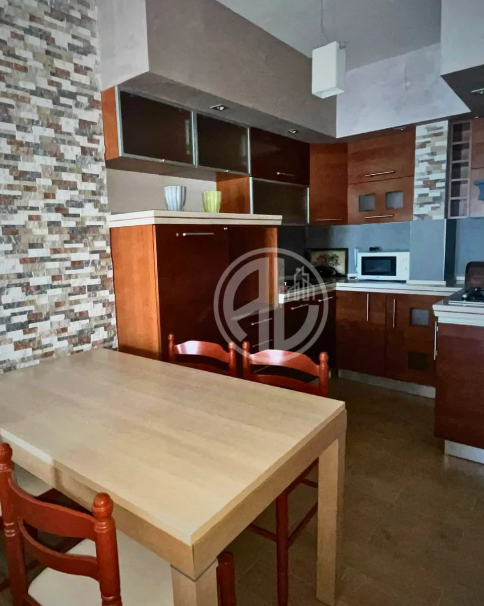 Apartament 1+1 Perballe stacionit te Trenit 3