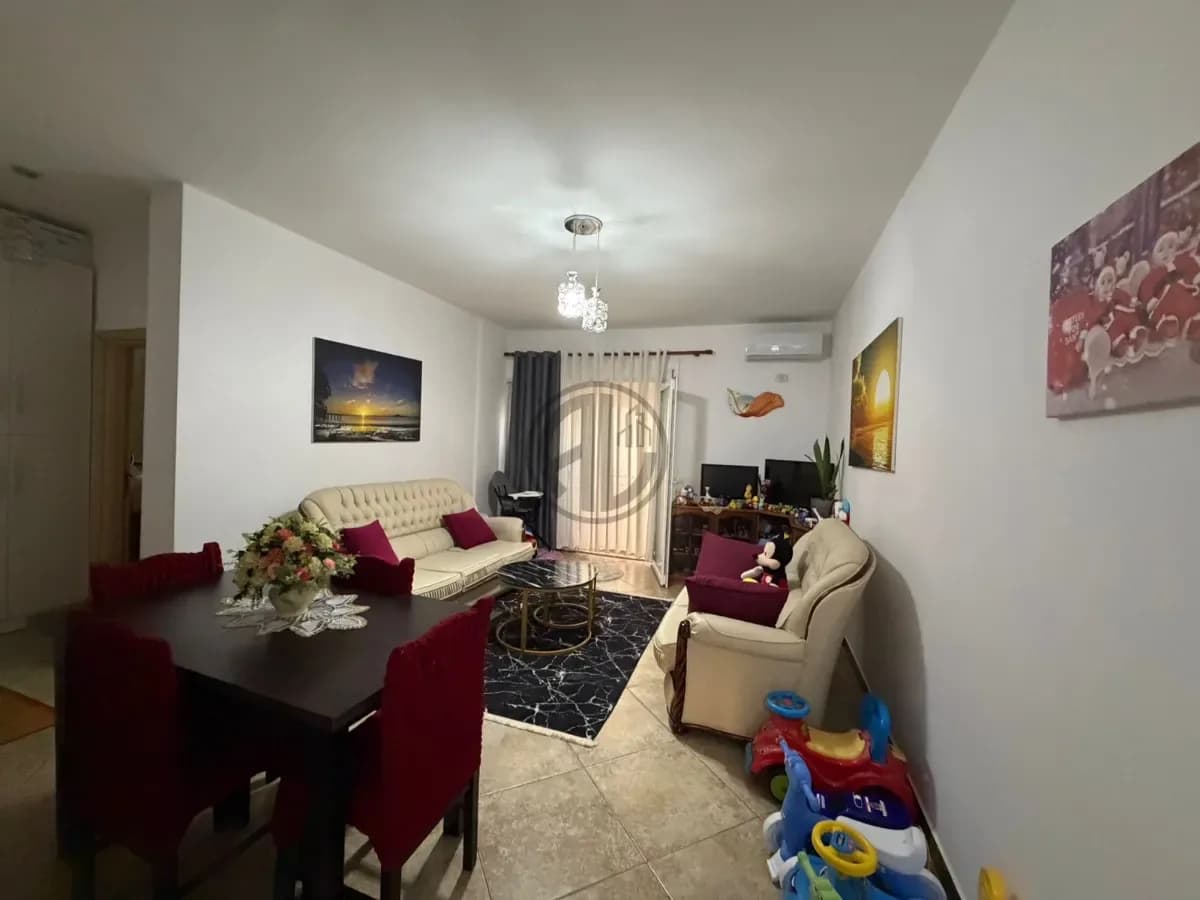 Apartament 1+1 për Shitje – Shkëmbi i Kavajës, pranë Coloseut 4