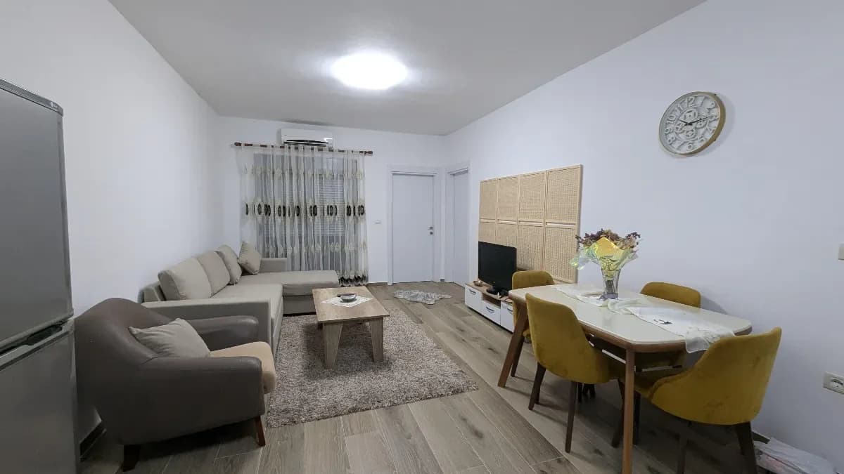 Per qira apartament 2+1 + 2 ballkone Durres -perballe stacionit te trenit 2