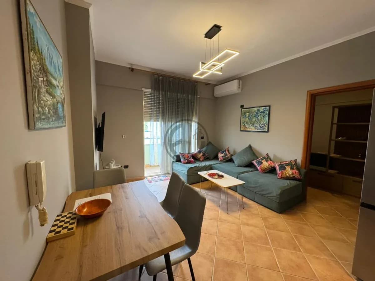 SHITEN 2 APARTAMENTE + SUPER VERANDË ME PAMJE DETI + GARAZH I MBYLLUR