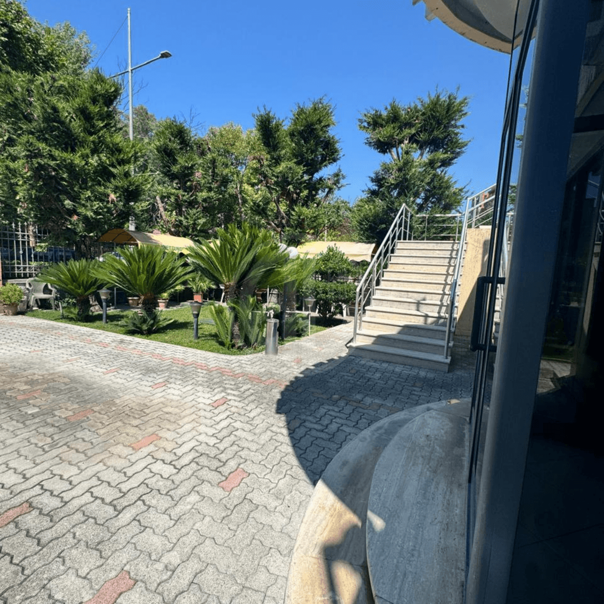 Hotel / Vilë 3-Katëshe për Shitje 3