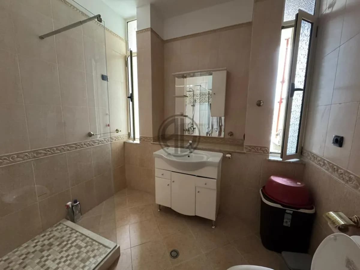 SHITEN 2 APARTAMENTE + SUPER VERANDË ME PAMJE DETI + GARAZH I MBYLLUR 2