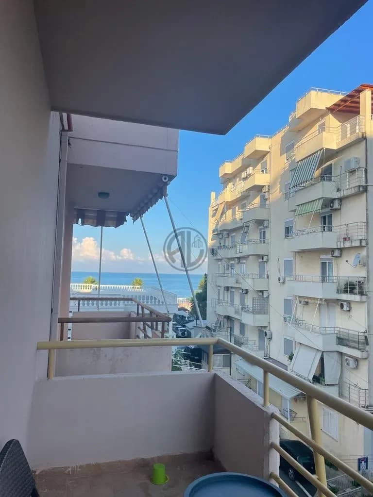 Ofrohet për shitje apartament 1+1 me 1 ballkone, i pozicionuar vetëm pak metra nga deti, në një zonë shumë të preferuar pranë Kamelia. 3