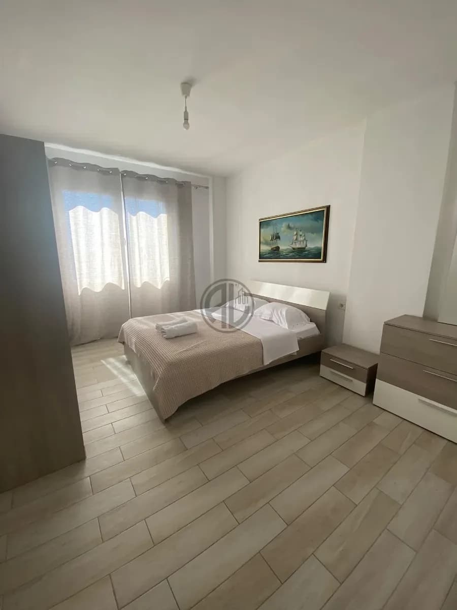 Jepet me qira 1+1 ne Durres prane stazionit te trenit L.50,000 3