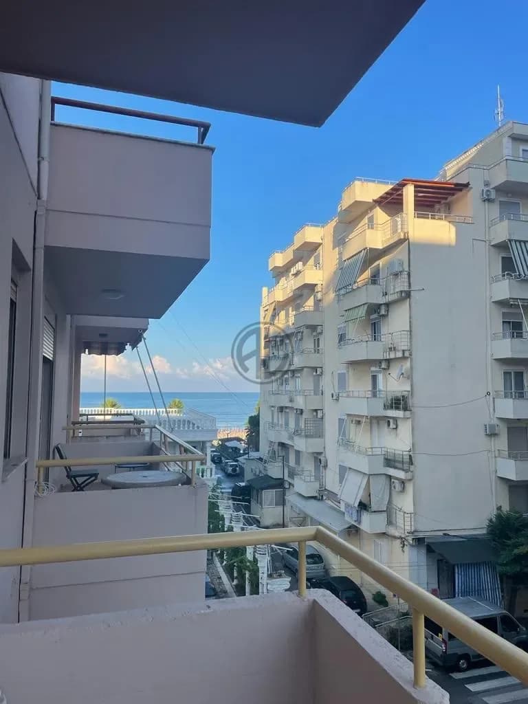 Ofrohet për shitje apartament 1+1 me 1 ballkone, i pozicionuar vetëm pak metra nga deti, në një zonë shumë të preferuar pranë Kamelia.