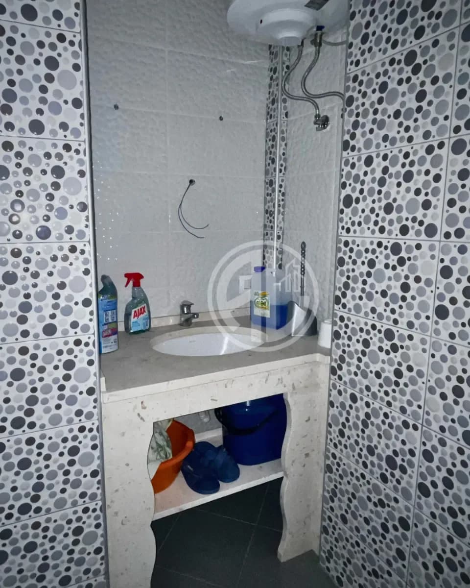 Apartament 1+1 Perballe stacionit te Trenit 4