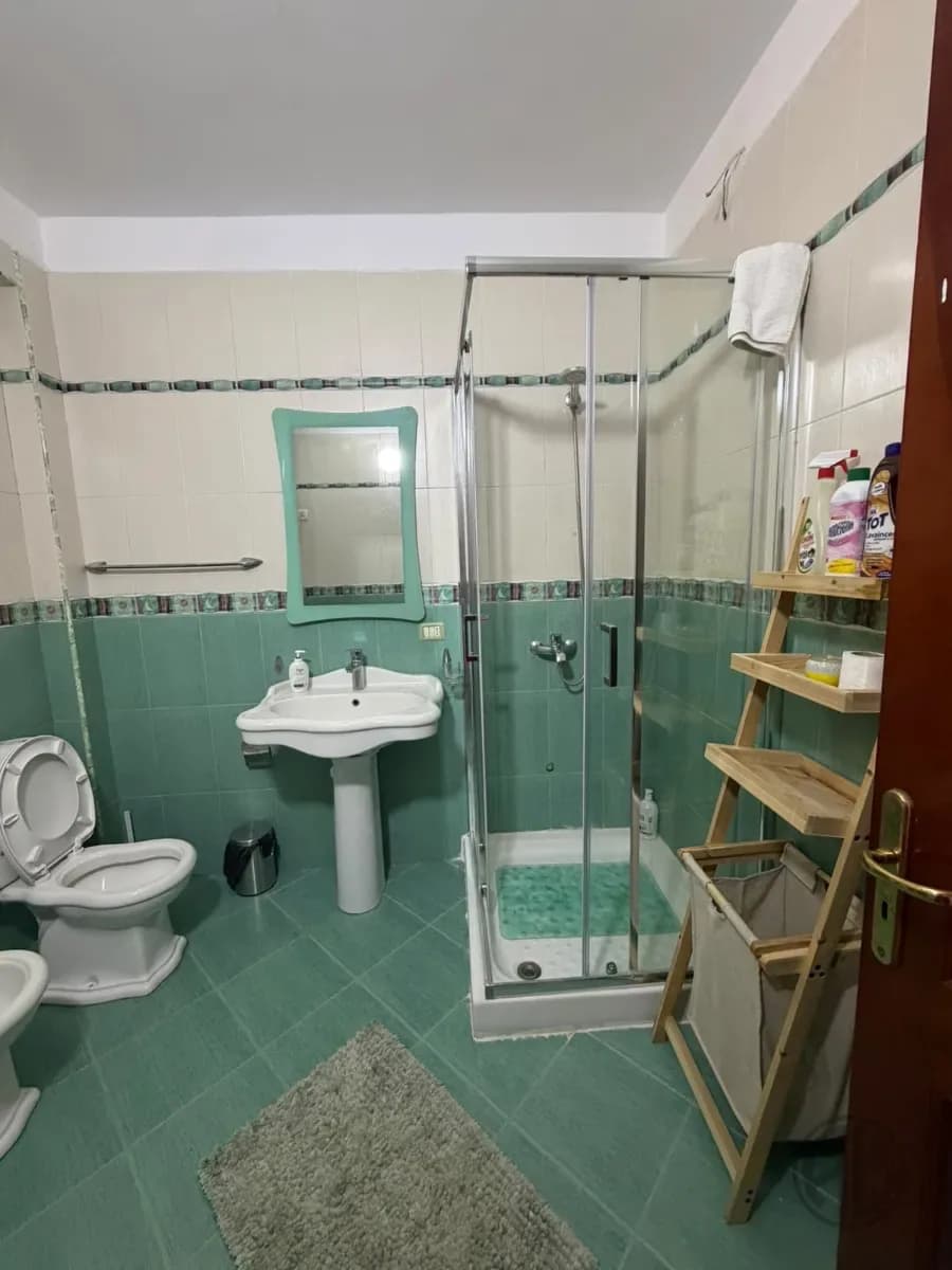 Jepet me qera apartament 2+1 prane Flagship Center 4