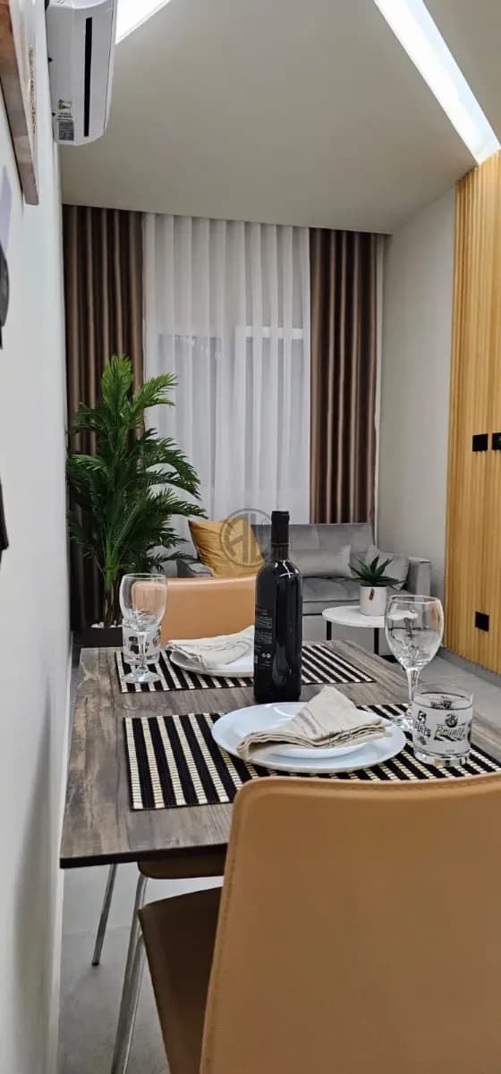 Shiten 3 garsoniere + 1 dyqan buzë rruge kryesore ne Plazh, Durres