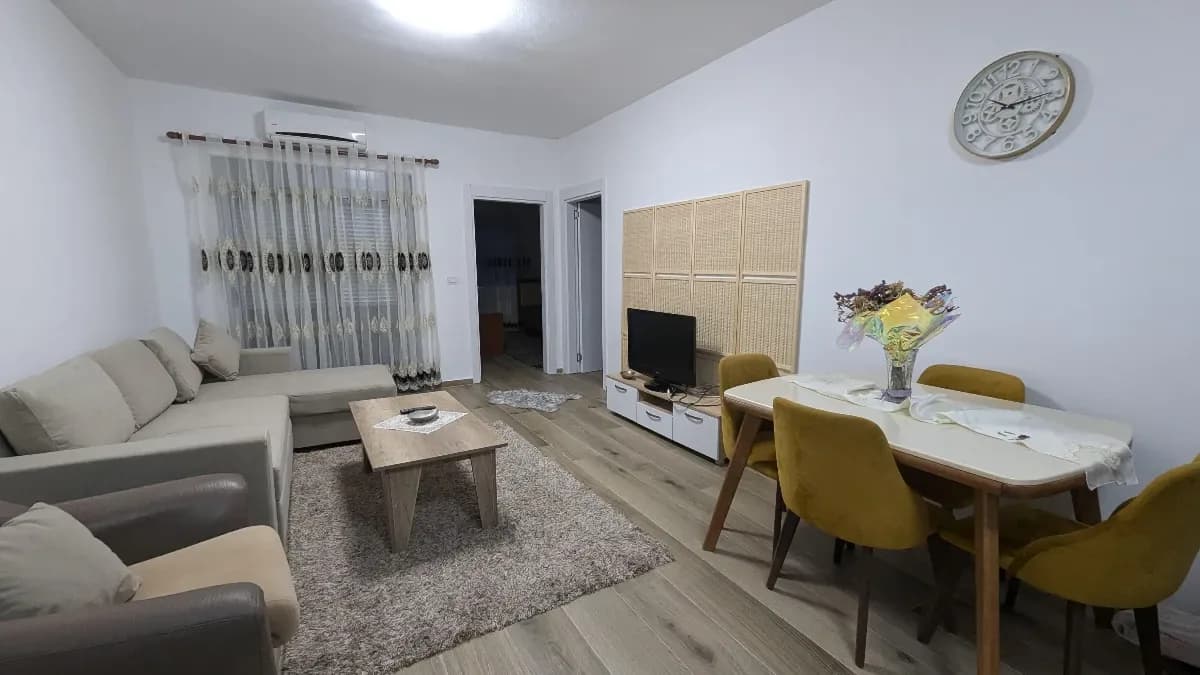 Per qira apartament 2+1 + 2 ballkone Durres -perballe stacionit te trenit