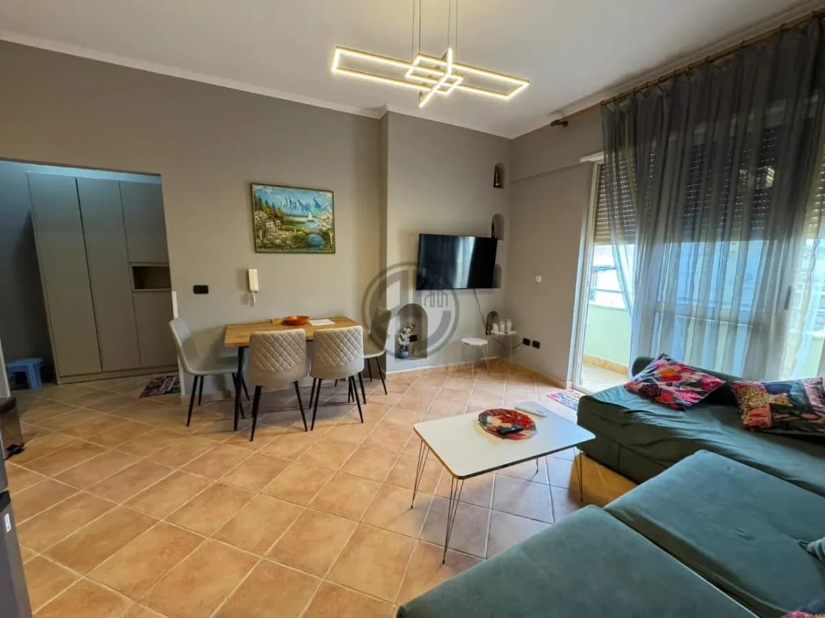 SHITEN 2 APARTAMENTE + SUPER VERANDË ME PAMJE DETI + GARAZH I MBYLLUR 4