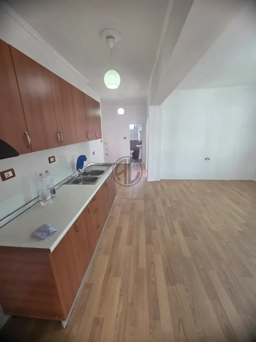 Apartament 2+1 me Ballkon prane Spitalit Rajonal Durres 4