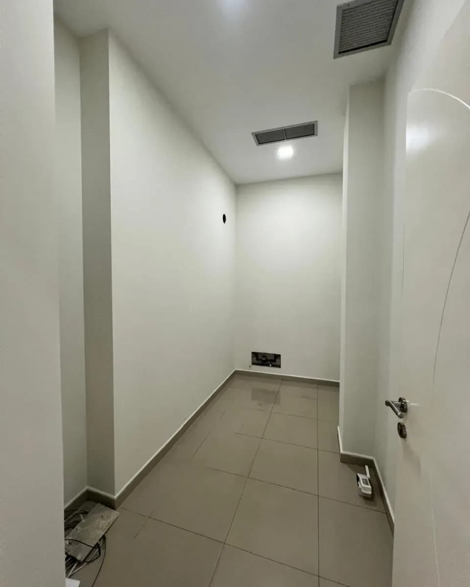 Jepet me Qira Ambient Biznesi – Ideal për Farmaci, Butik ose Zyrë-Prane Tregut Industrial 4