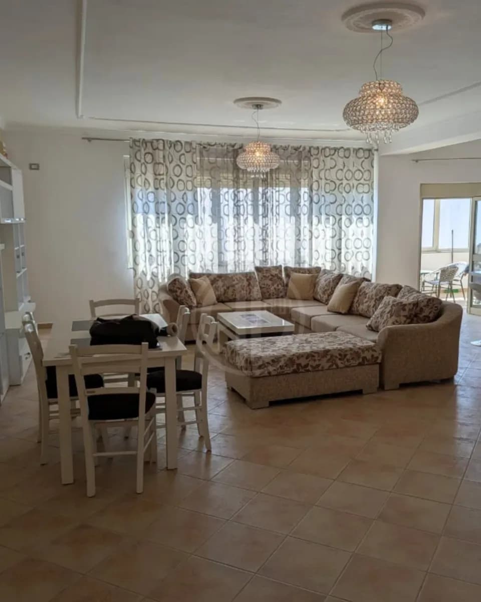 Per qira Apartament 3+1+2 me Verandë për Qira pranë Stadiumit, Durres – I Rinovuar dhe i Mobiluar Rishtazi. 2