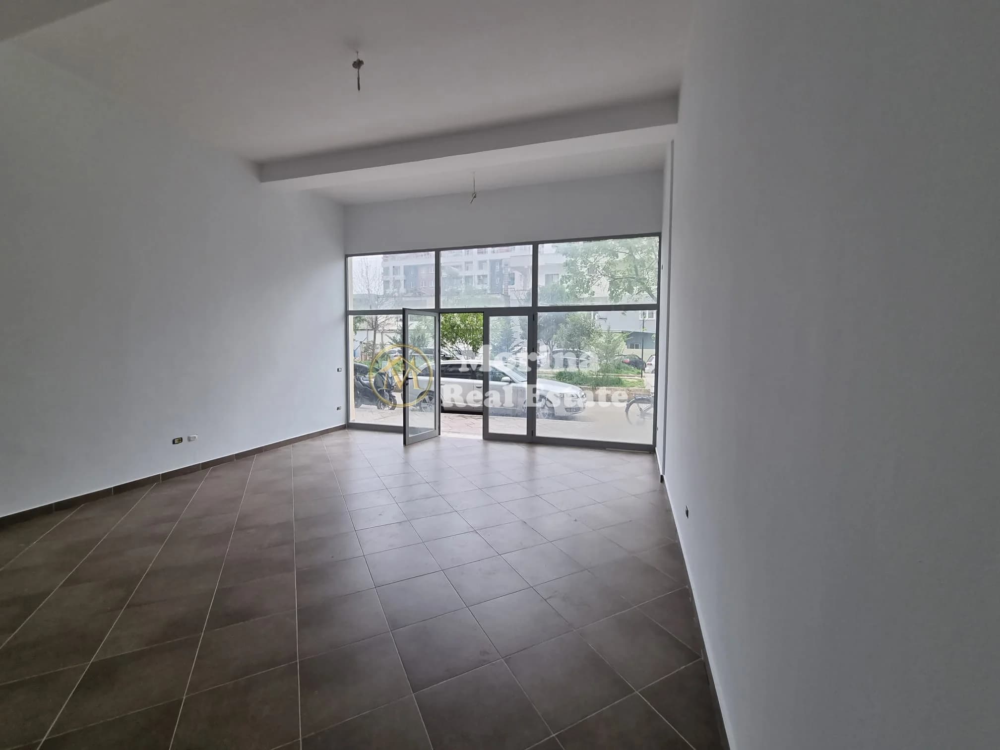Qera | Ambjent Biznesi | Rruga Sokrat Miho | 400 €/muaj
