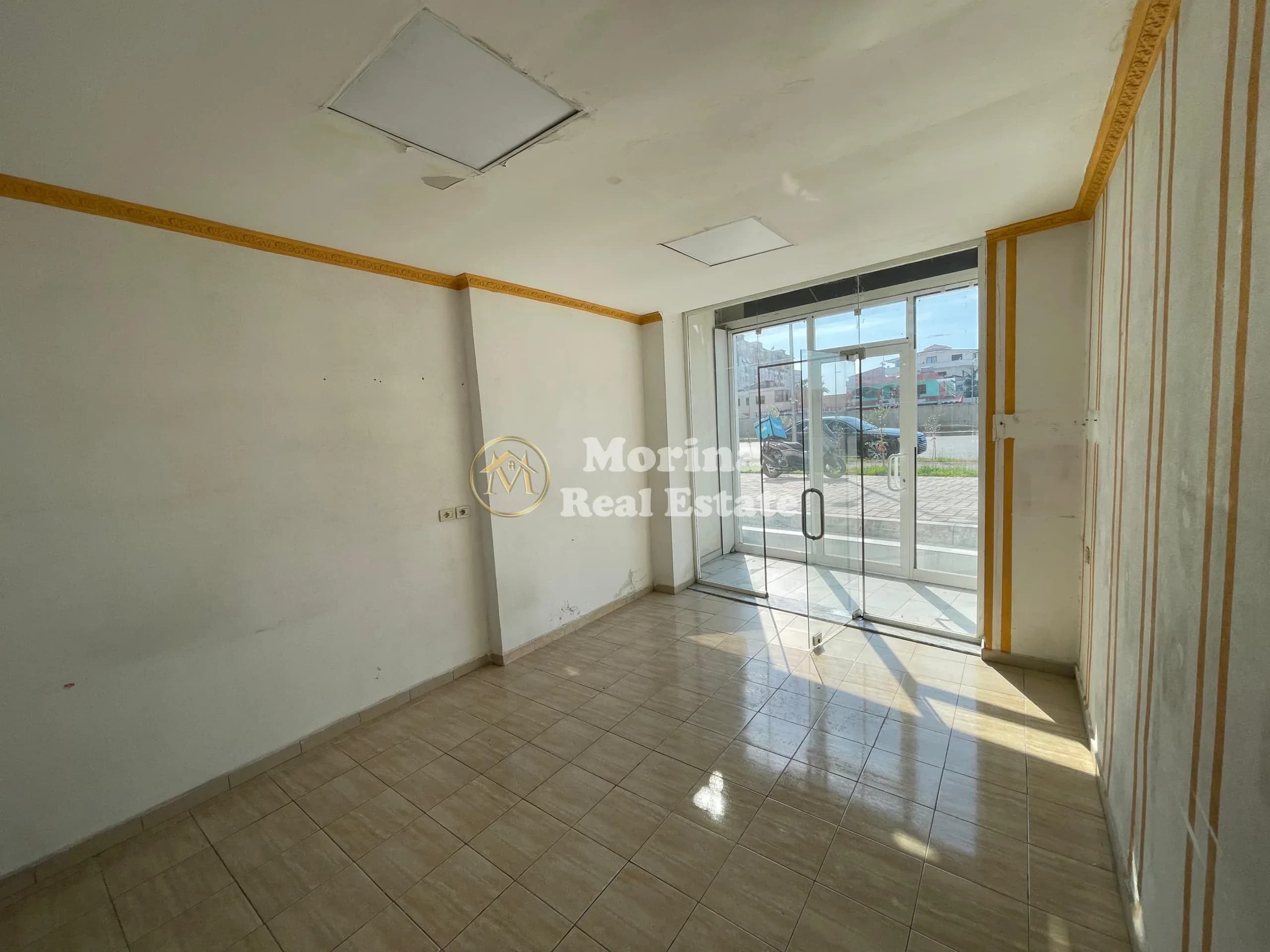 Qera | Ambjent Biznesi | Sheshi Shqiponja | 500 €/muaj