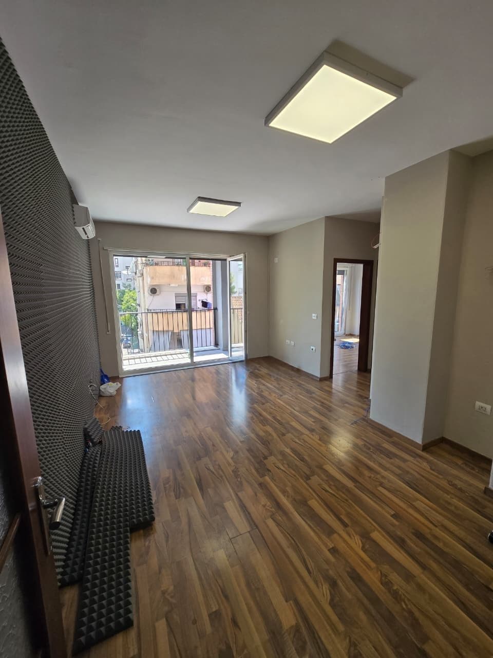 Qera | Ambjent Biznesi | 21 Dhjetori | 1300 €/muaj 4