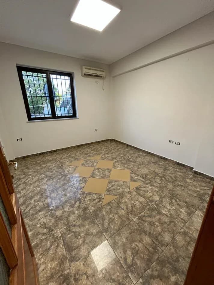 Qera | Ambjent Biznesi | Pazari i Ri | 1000 €/muaj 4
