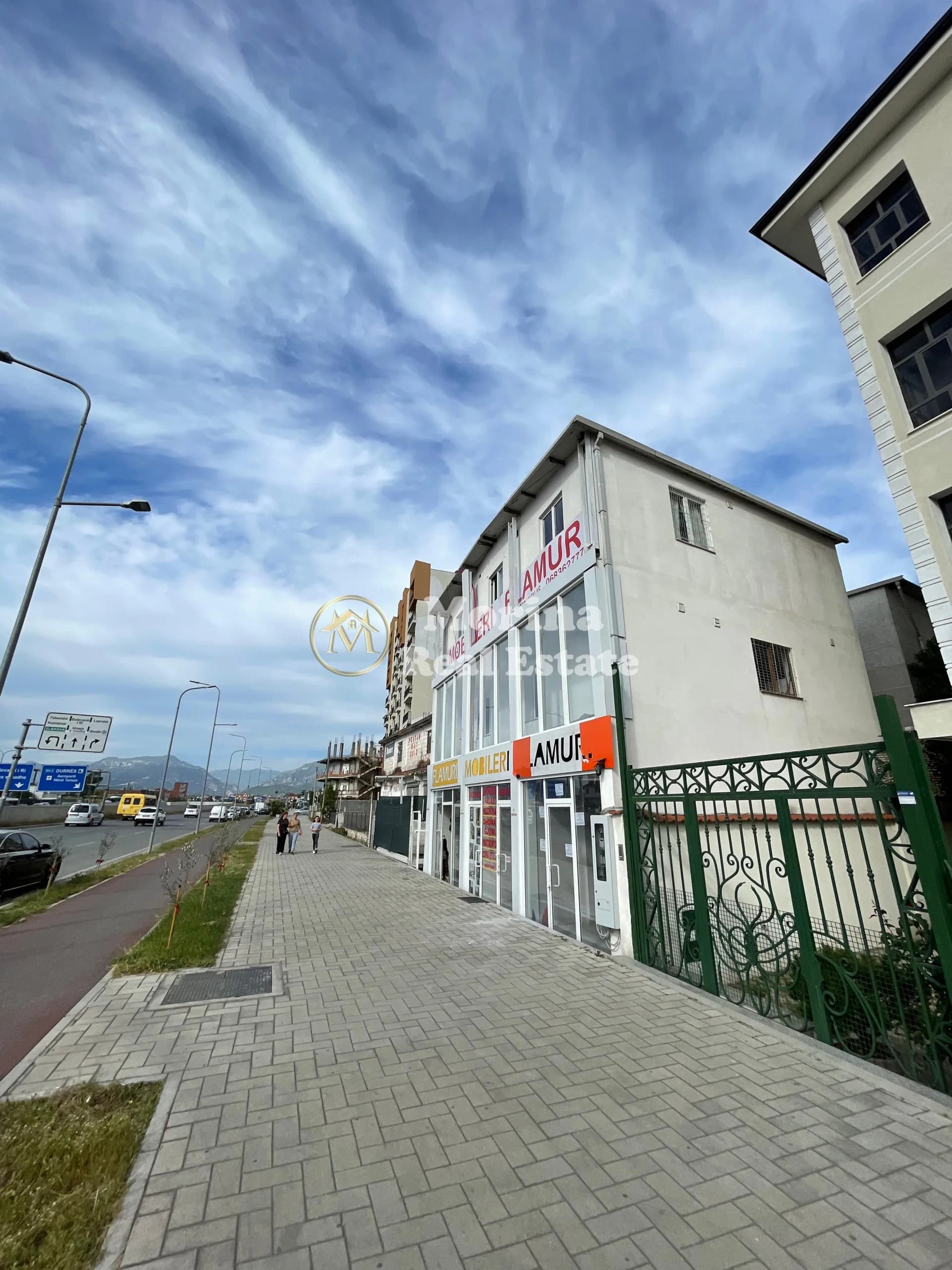 Shitje | Ambjent Biznesi | Sheshi Shqiponja | 400000 €