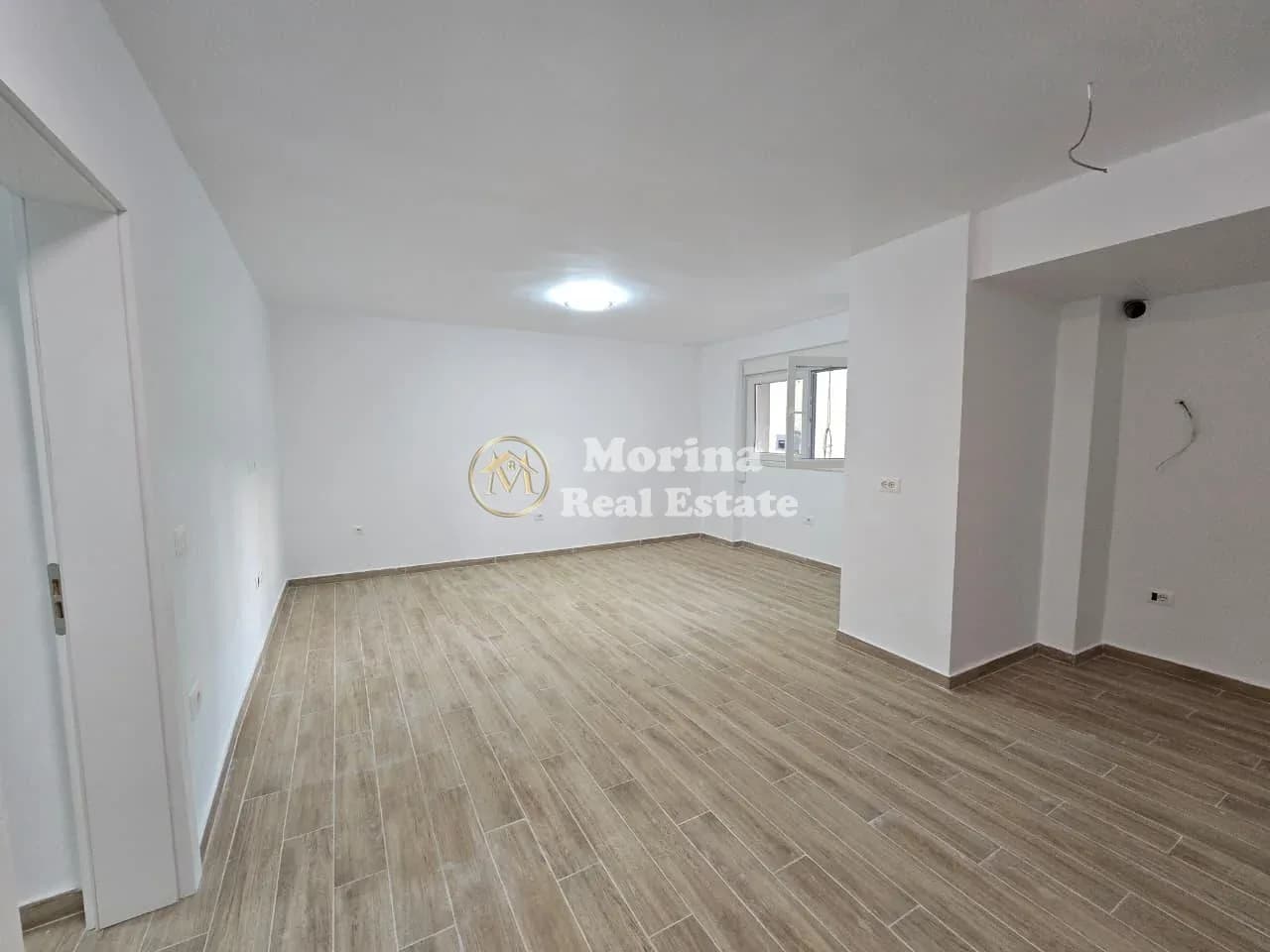 Qera | Ambjent Biznesi | 21 Dhjetori, Inxhinieria e Ndertimit | 1000 €/muaj 2