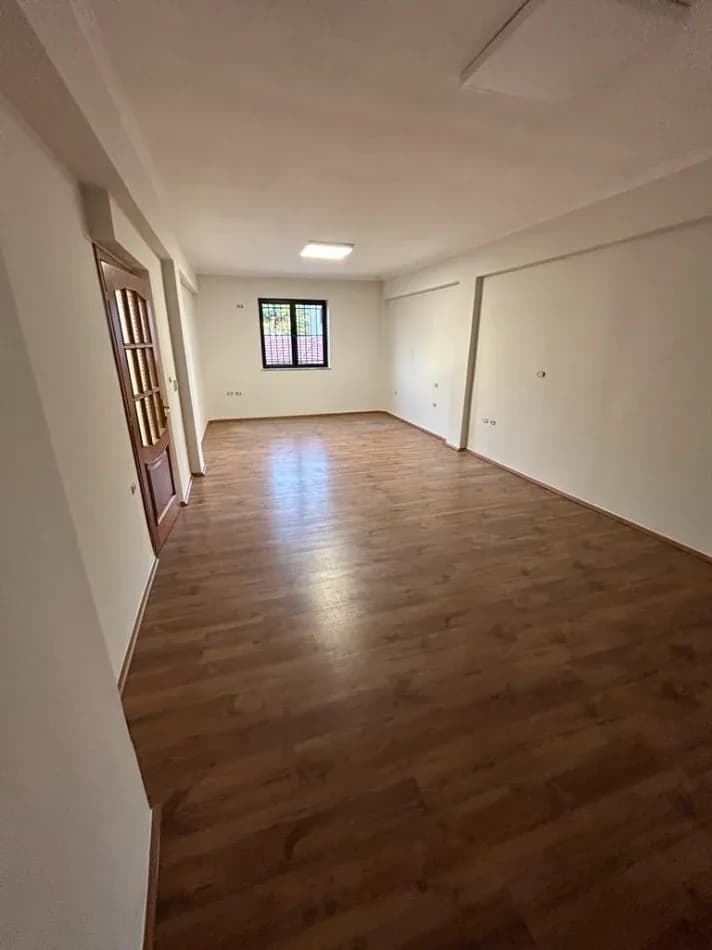 Qera | Ambjent Biznesi | Pazari i Ri | 1000 €/muaj 2